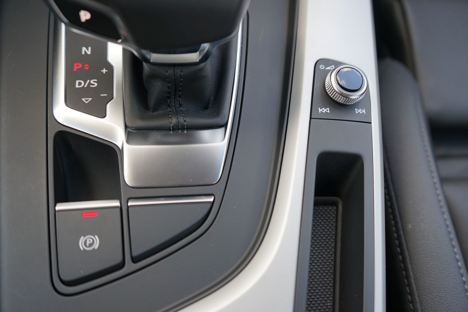 Audi A4 Avant 40 TFSI S line - Samsaru's Car Outlet