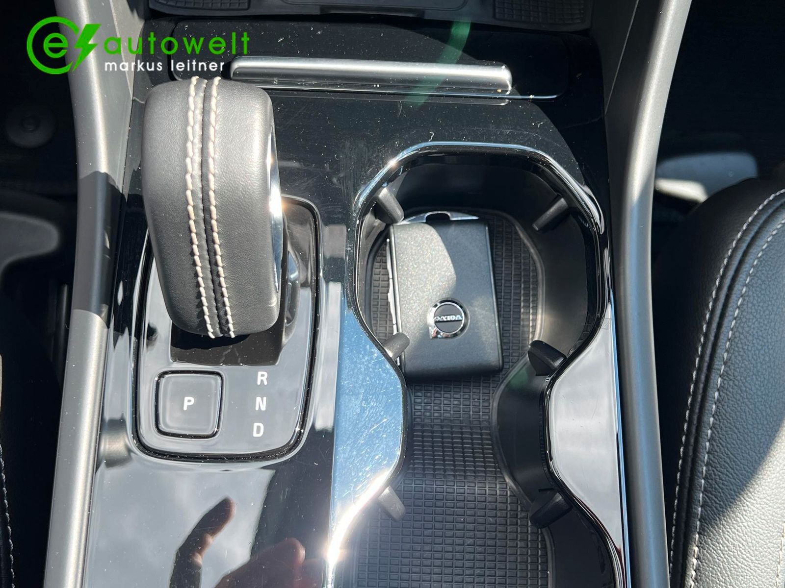 Volvo XC40 Recharge P8 AWD R-Design - Samsaru's Car Outlet