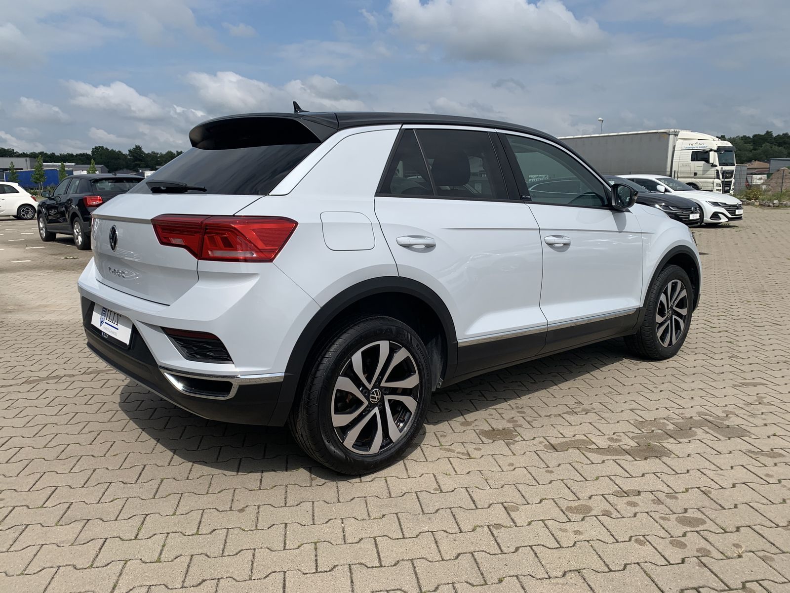 Volkswagen T-Roc 1.5 TSI Active - Samsaru's Car Outlet