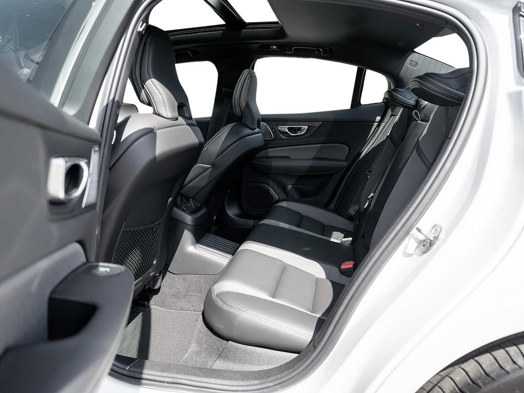 Volvo S60 T8 Ultimate Dark Recharge AWD STANDHZ B&W