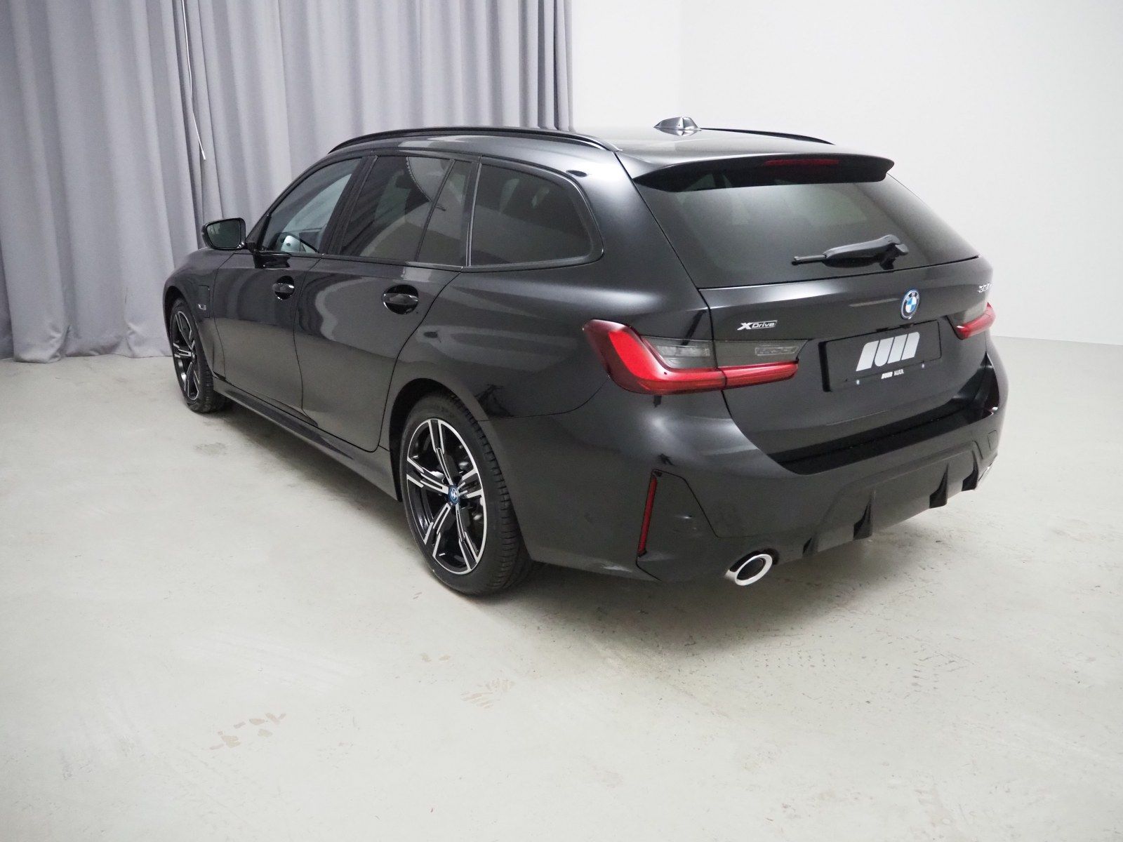 BMW 330e xDrive Touring (M-Sport Navi LED AHK HUD)