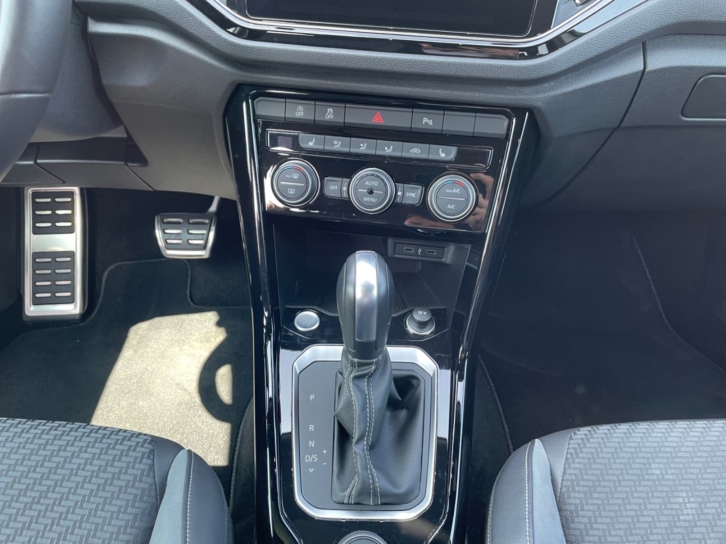 Volkswagen T-Roc R 2.0 TSI 4M DSG - Samsaru's Car Outlet
