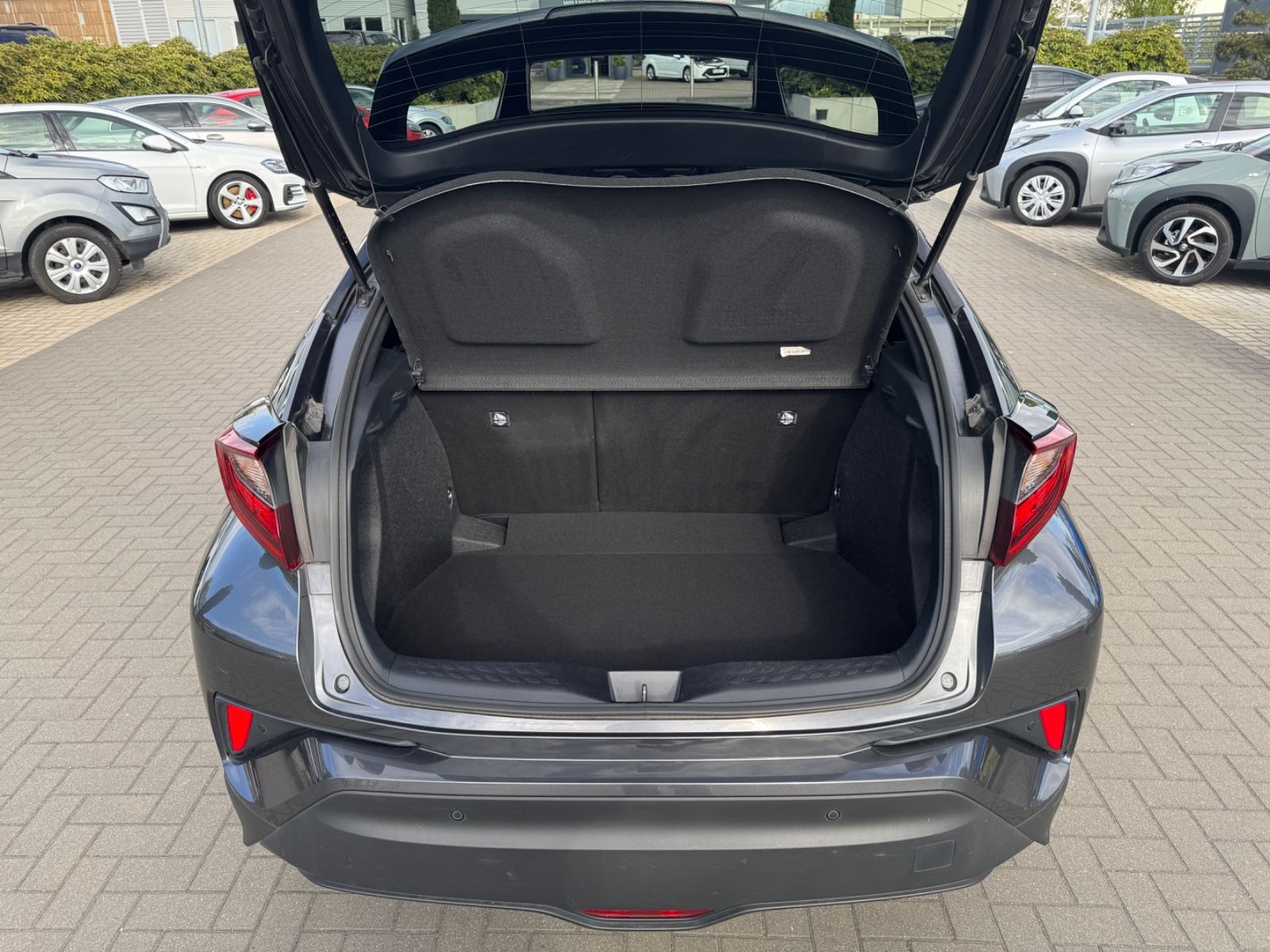 Toyota C-HR Hybrid Style - Samsaru's Car Outlet