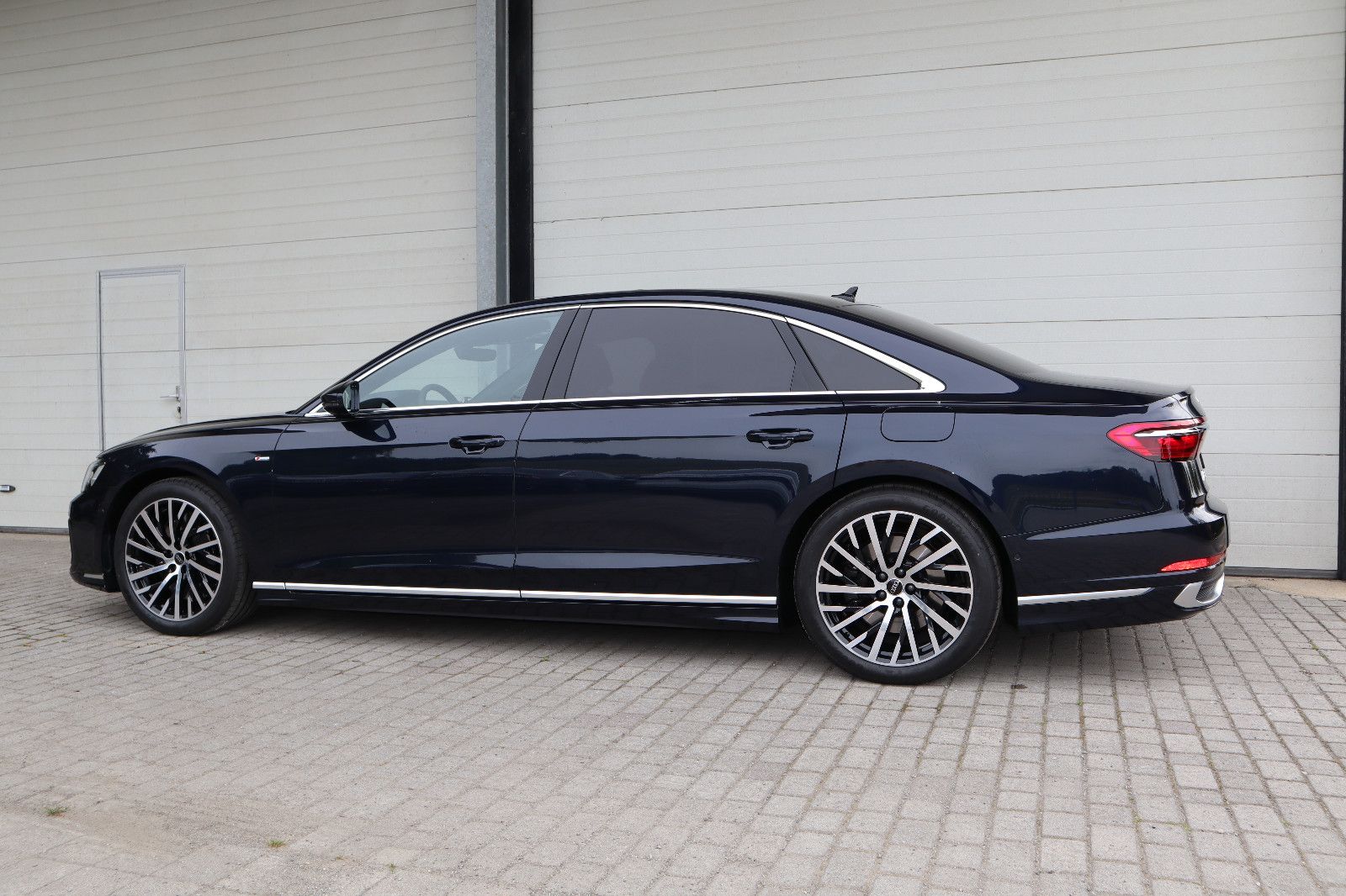 Audi A8L 60 TFSIe lang S-LINE - Samsaru's Car Outlet
