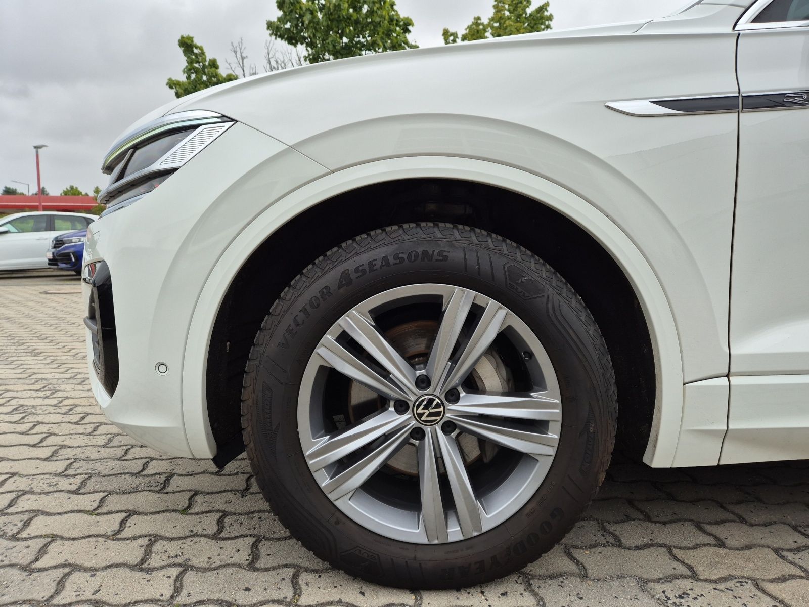Volkswagen Touareg TDI R-Line 4M - Samsaru's Car Outlet