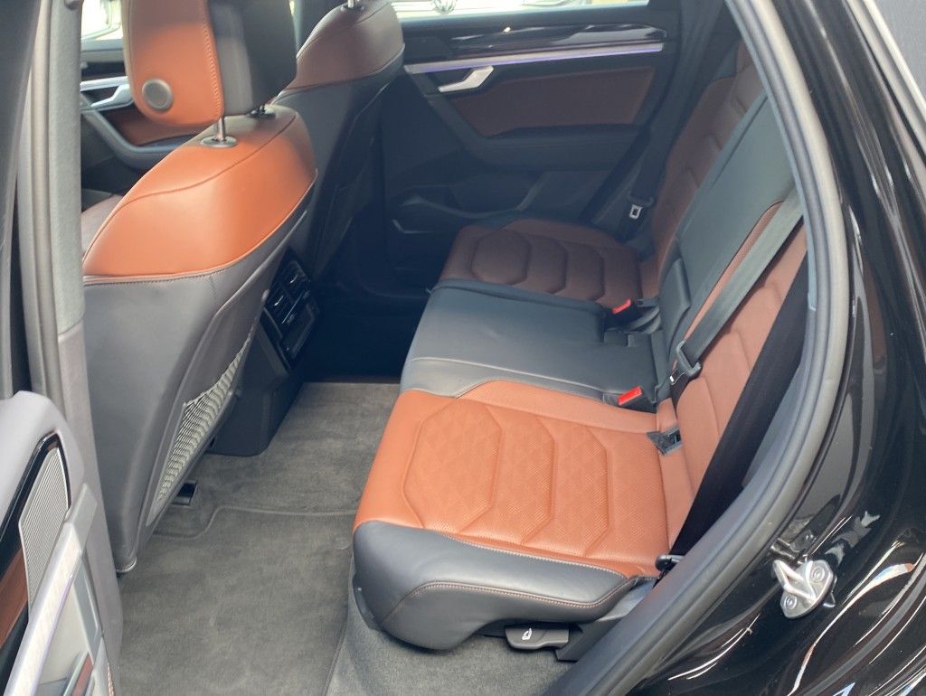 Volkswagen Touareg 3.0 TSI 4Motion R-Line - Samsaru's Car Outlet