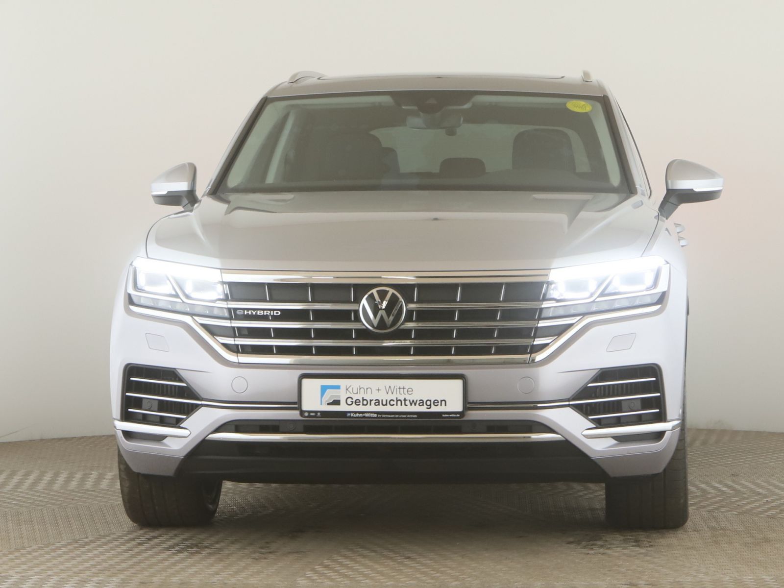 Volkswagen Touareg 3.0 TSIe Elegance 4M - Samsaru's Car Outlet