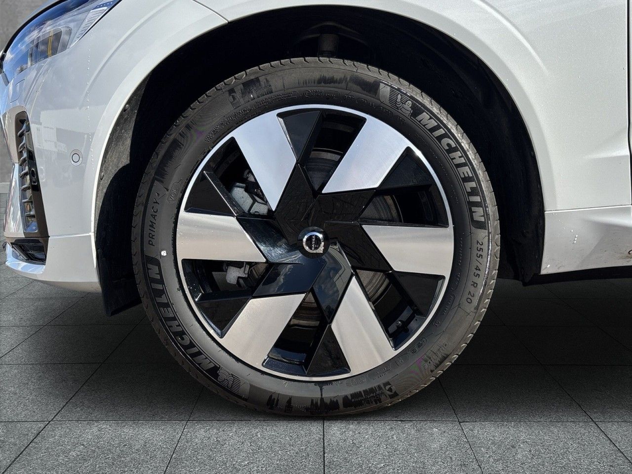 Volvo XC60 T6 AWD Plus Dark Plug-In - Samsaru's Car Outlet