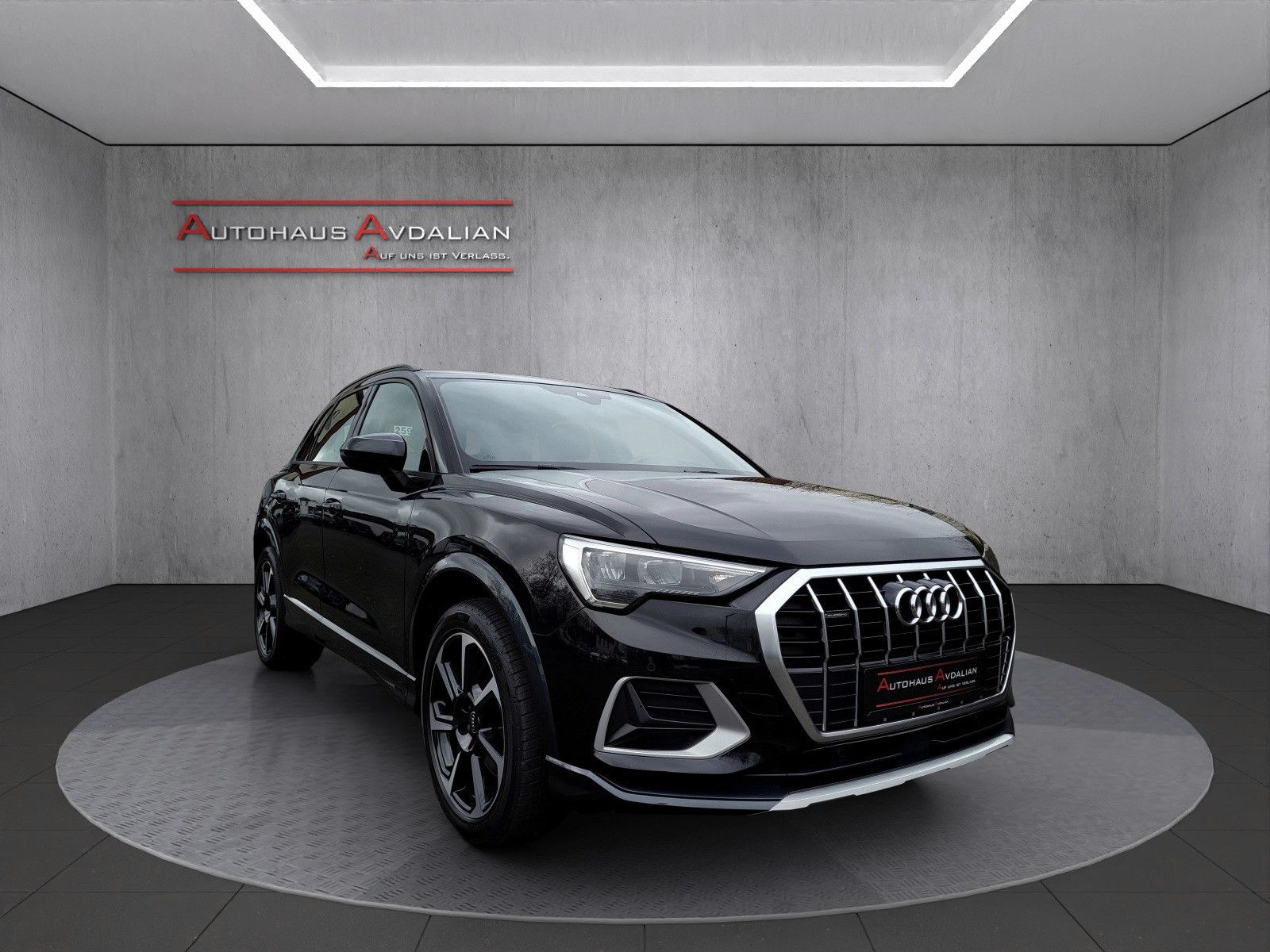 Audi Q3 45 TFSI qu. advanced - Samsaru's Car Outlet