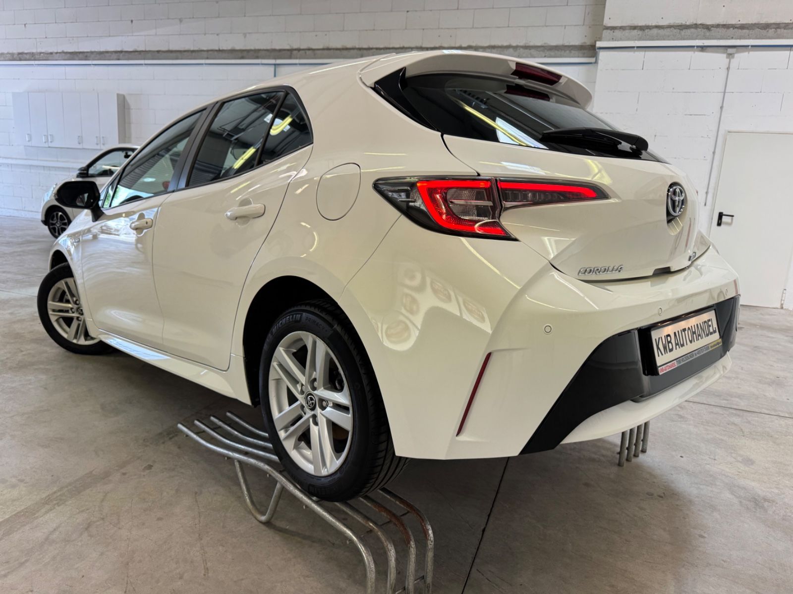 Toyota Corolla 1.8 Hybrid Business Edition - Samsaru's Car Outlet
