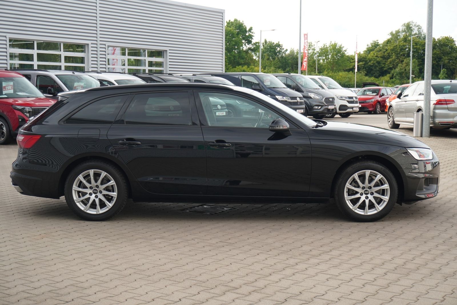 Audi A4 35 2.0 TFSI Avant - Samsaru's Car Outlet