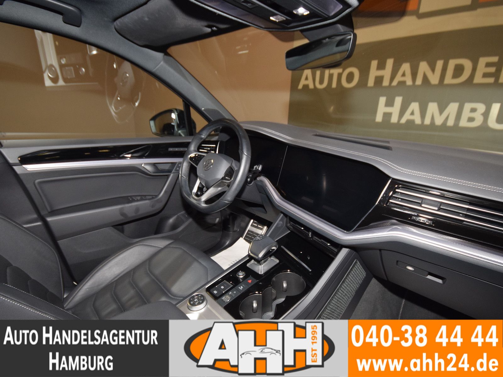Volkswagen Touareg 3.0 TSI 4M R-LINE - Samsaru's Car Outlet