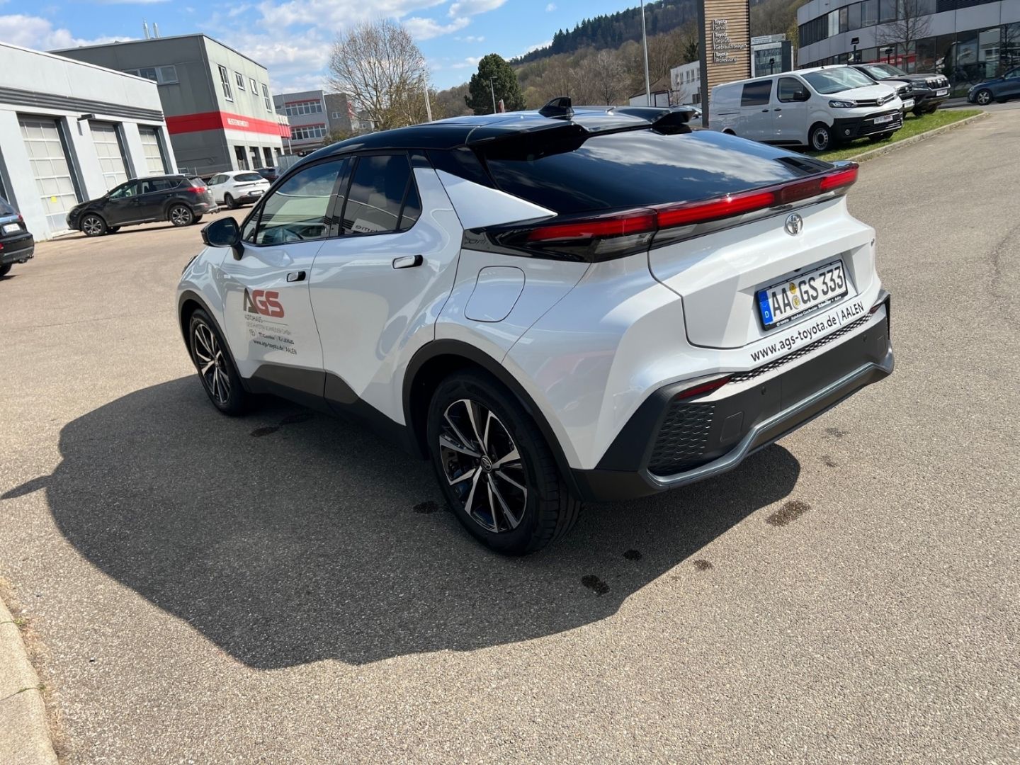 Toyota C-HR 1.8l Hybrid - Samsaru's Car Outlet