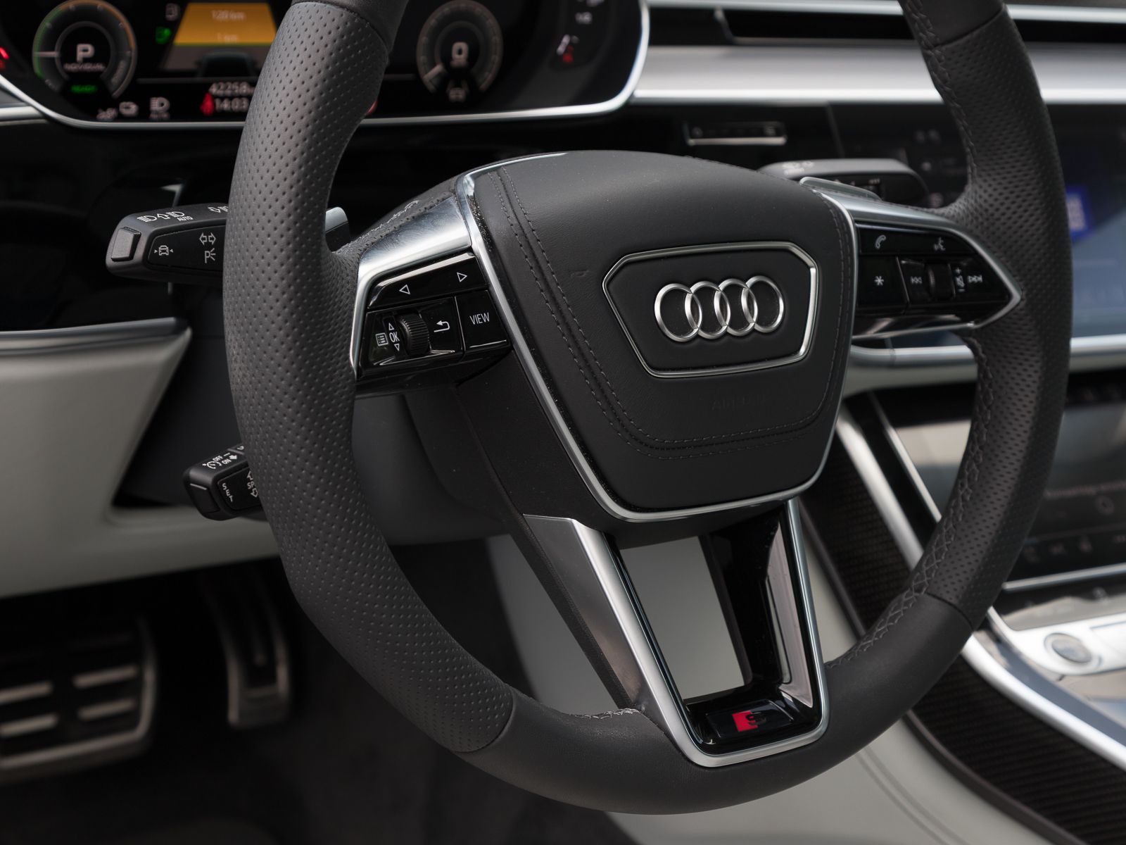 Audi A8 lang 60 TFSIe Q 2x S LINE - Samsaru's Car Outlet