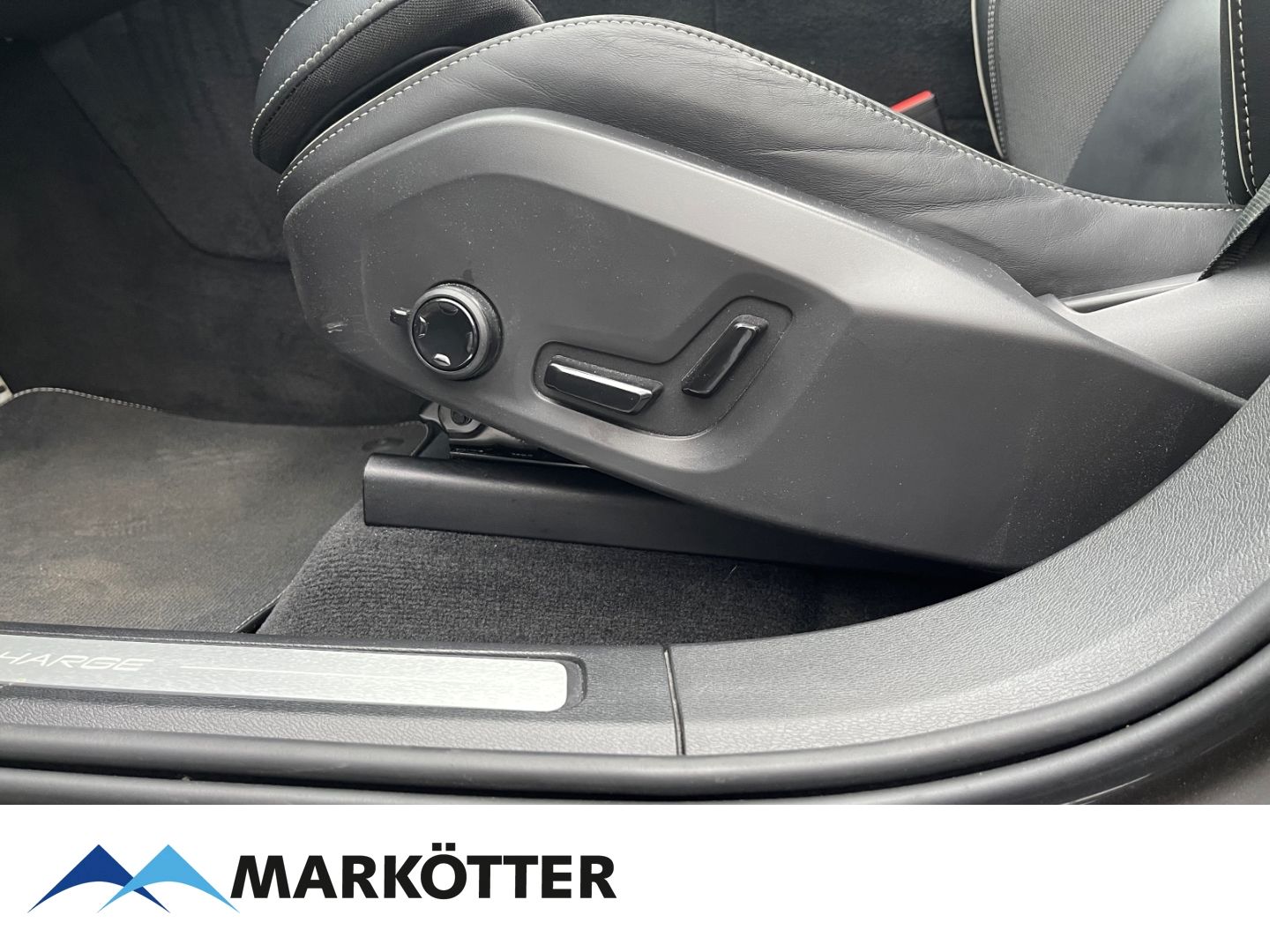 Volvo XC60 T6 AWD Recharge R Design - Samsaru's Car Outlet