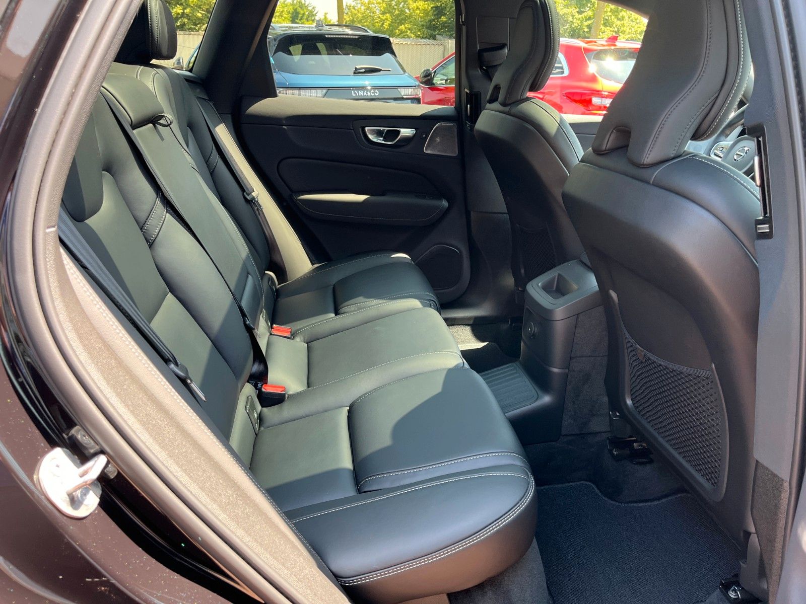 Volvo XC60 T6 Plug-in Hybrid ULTRA BLACK EDITION - Samsaru's Car Outlet