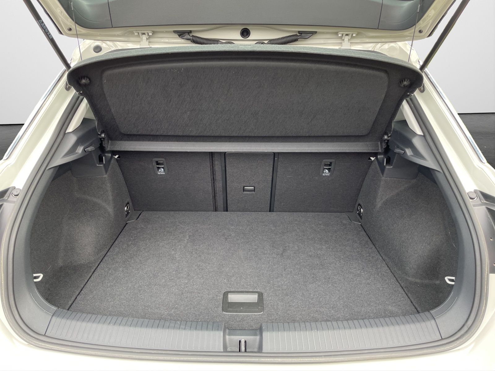 Volkswagen T-Roc 2.0 TDI DSG Style - Samsaru's Car Outlet