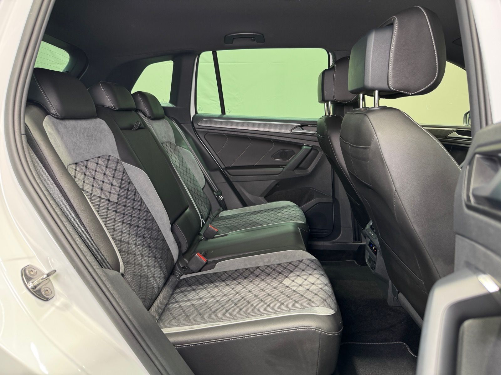 Volkswagen Tiguan R-Line 2.0 TDI DSG - Samsaru's Car Outlet