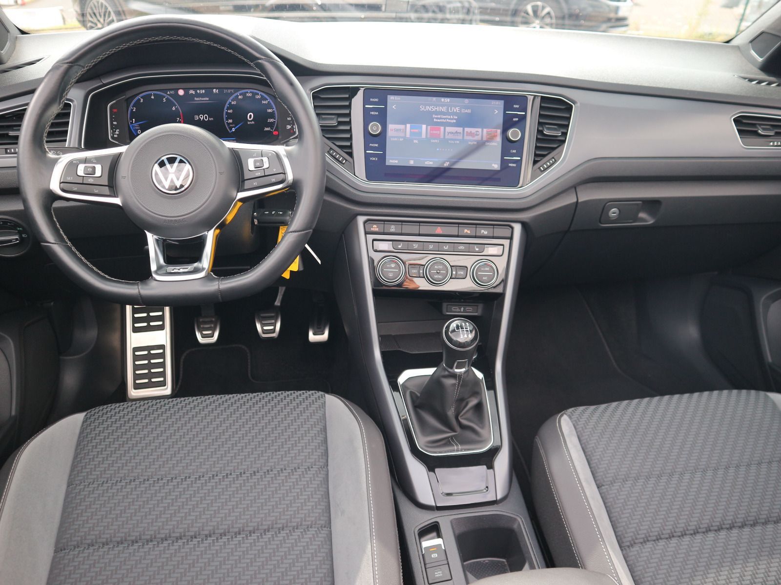 Volkswagen T-Roc R-Line 1.5 TSI - Samsaru's Car Outlet