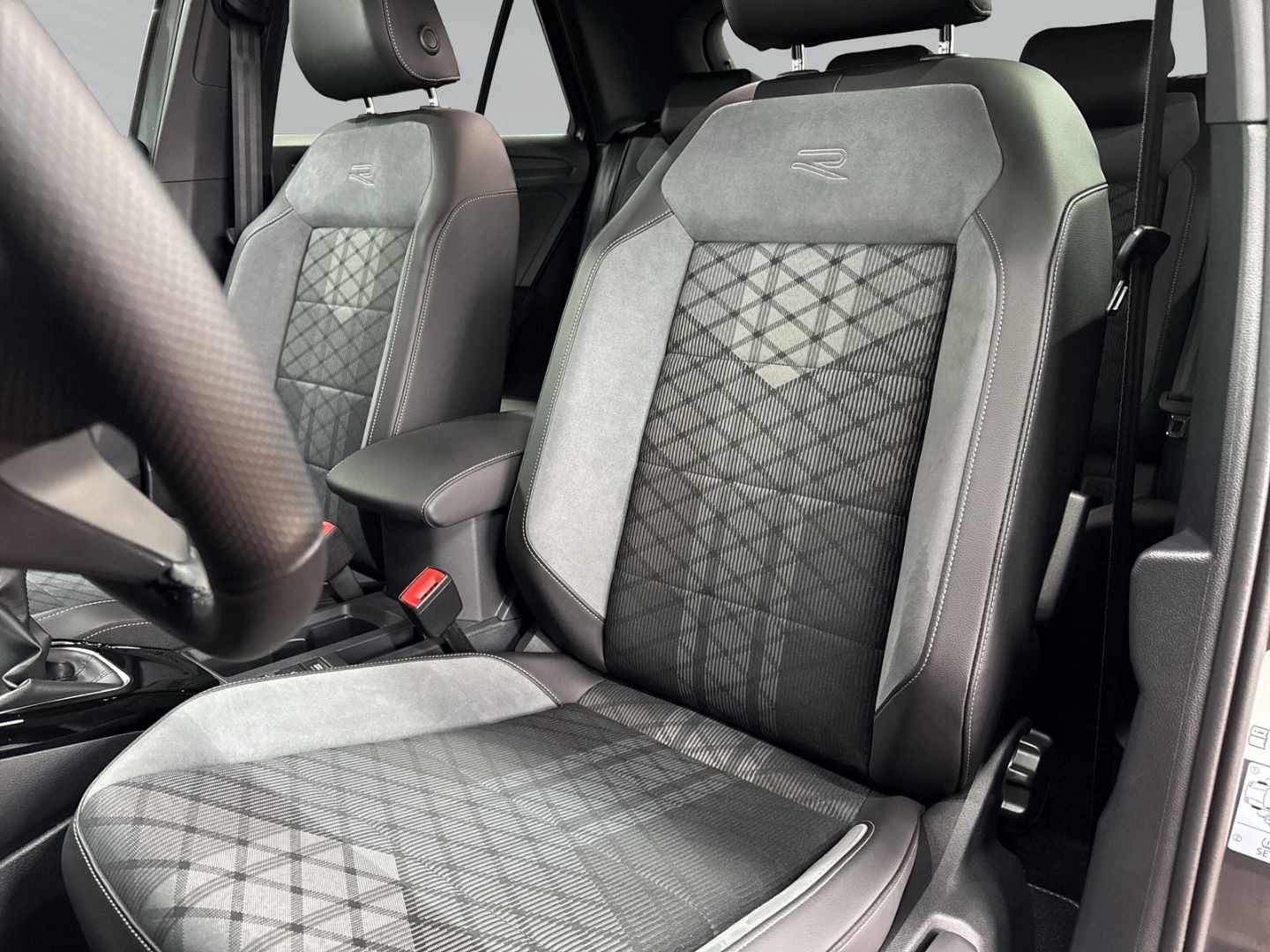 Volkswagen T-Roc 1.0 TSI R-Line - Samsaru's Car Outlet