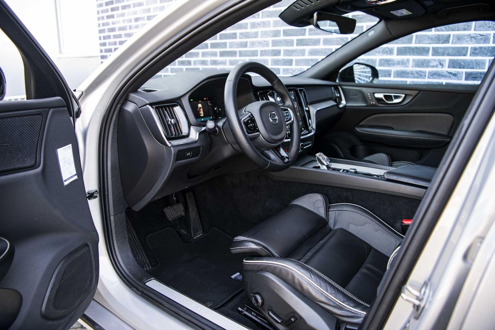 Volvo S60 2.0 B4 Plus Dark | Panoramisch schuif/kantel
