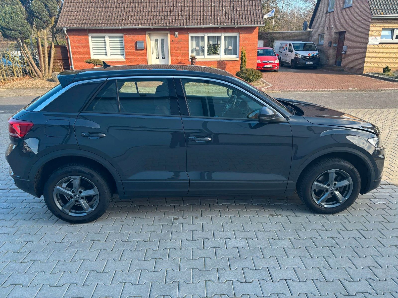 Volkswagen T-Roc - Samsaru's Car Outlet