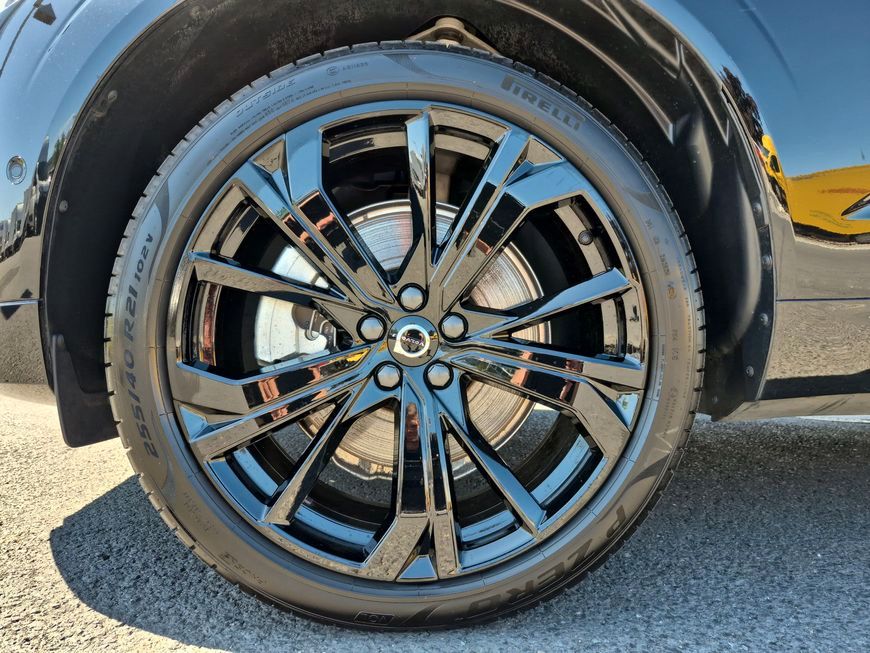 Volvo XC60 T8 AWD Plug-in Hybrid Ultra Black Edition - Samsaru's Car Outlet