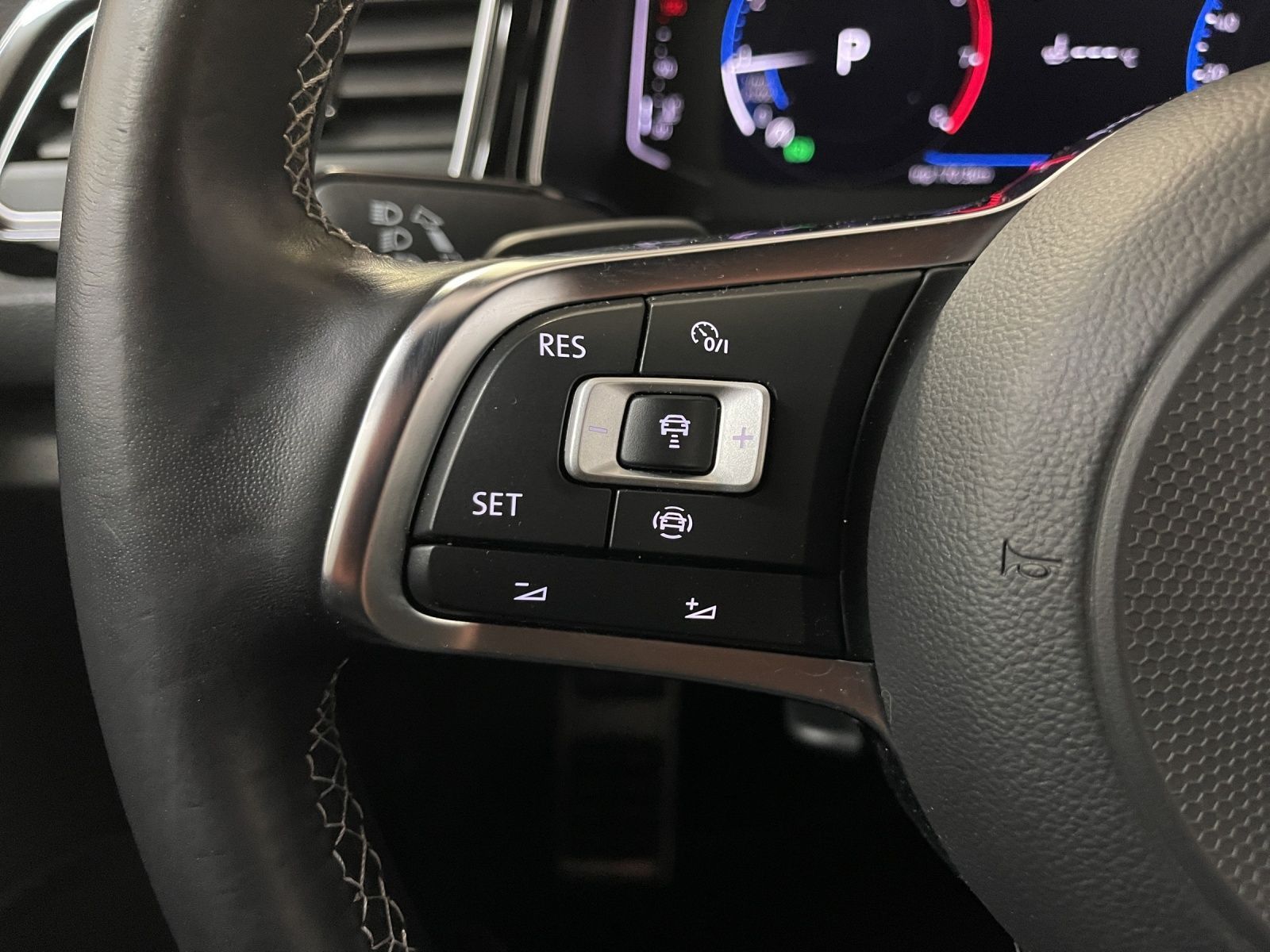 Volkswagen T-Roc 1.5 TSI Sport - Samsaru's Car Outlet