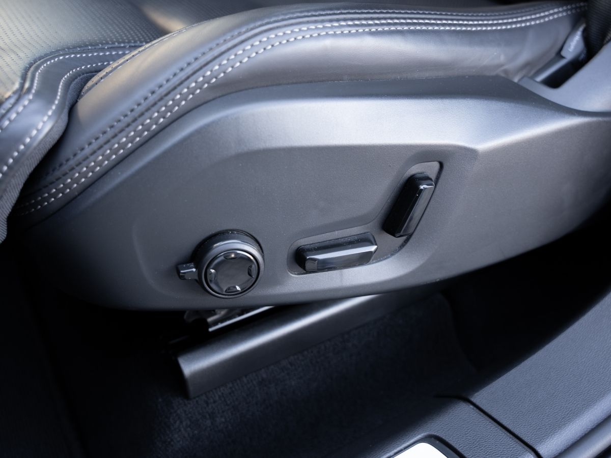 Volvo XC60 Inscription B5 Geartronic - Samsaru's Car Outlet