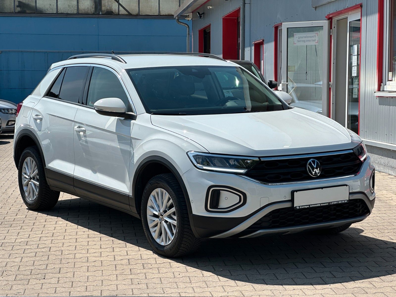 Volkswagen T-Roc Life - Samsaru's Car Outlet