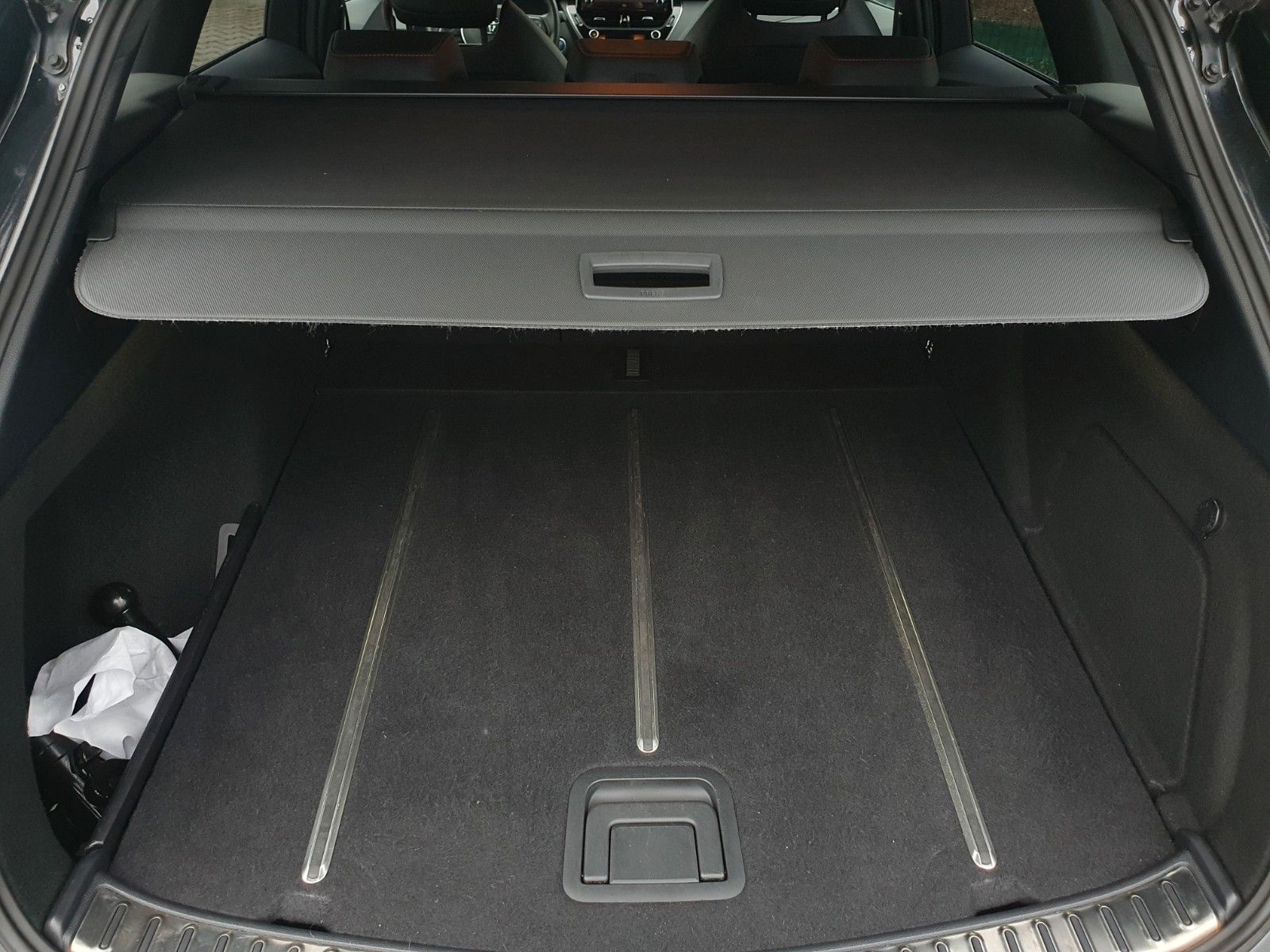 Toyota Corolla Touring Sports 2.0 Hybrid Lounge - Samsaru's Car Outlet