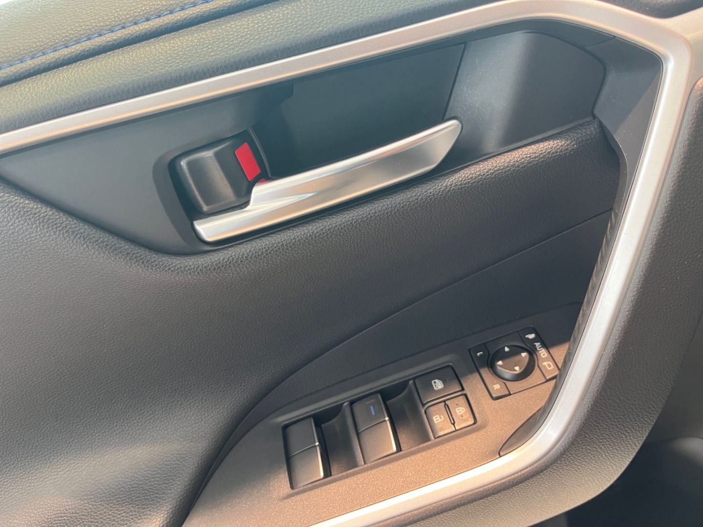 Toyota RAV 4 2.5 4x4 Hybrid Style - Samsaru's Car Outlet