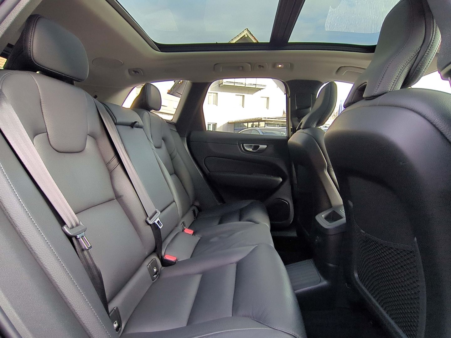 Volvo XC60 Plus Dark Recharge Plug-In Hybrid AWD T8 Tw