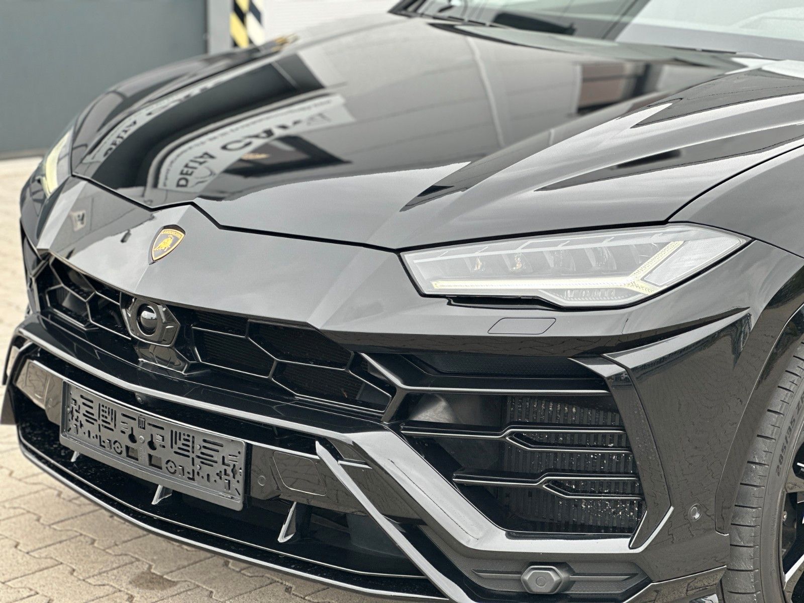 Lamborghini Urus 4.0 V8 - Samsaru's Car Outlet