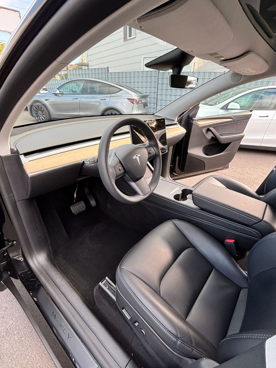 Tesla Model Y Basis RWD # black # AHK # MWST.