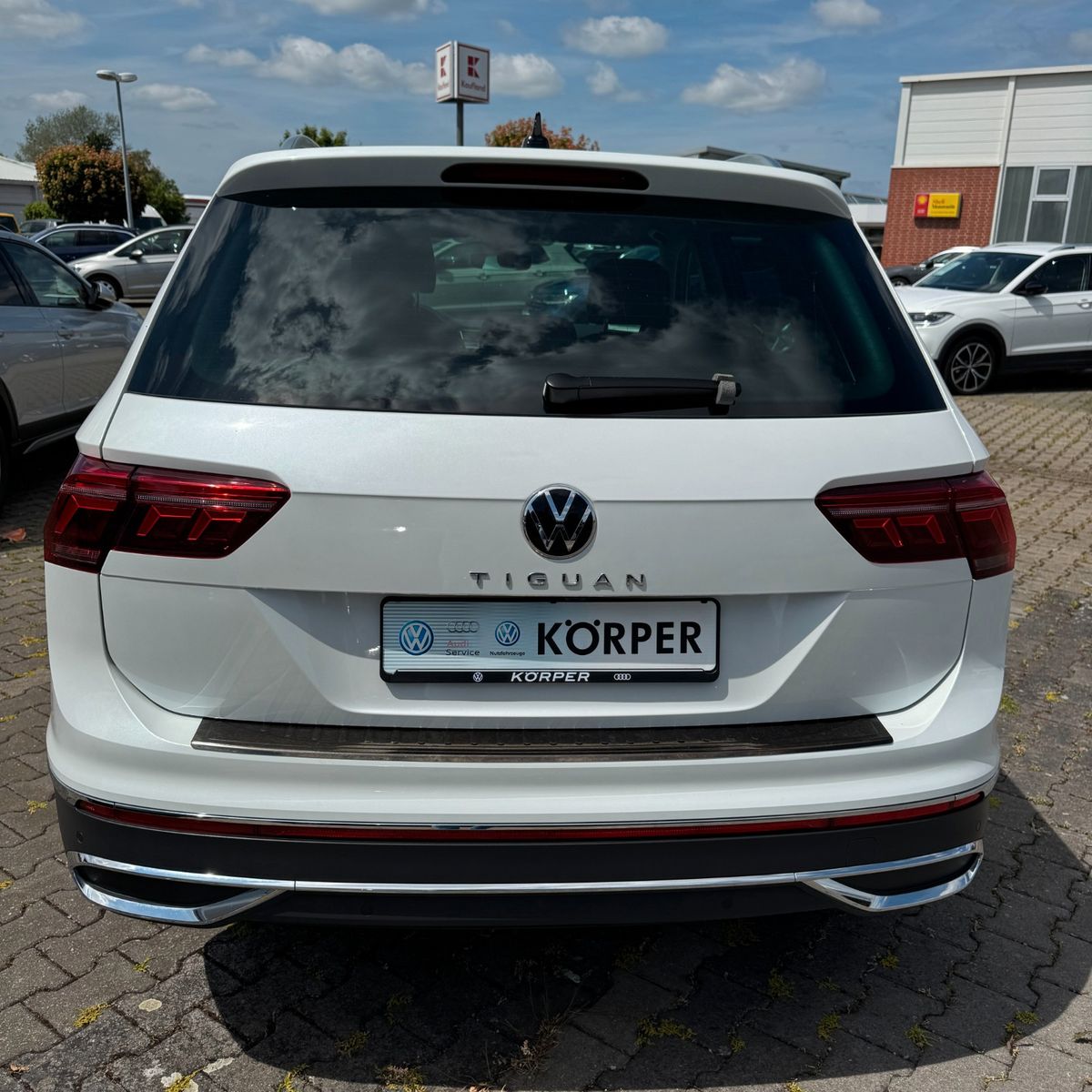 Volkswagen Tiguan Elegance 2.0 TDI - Samsaru's Car Outlet