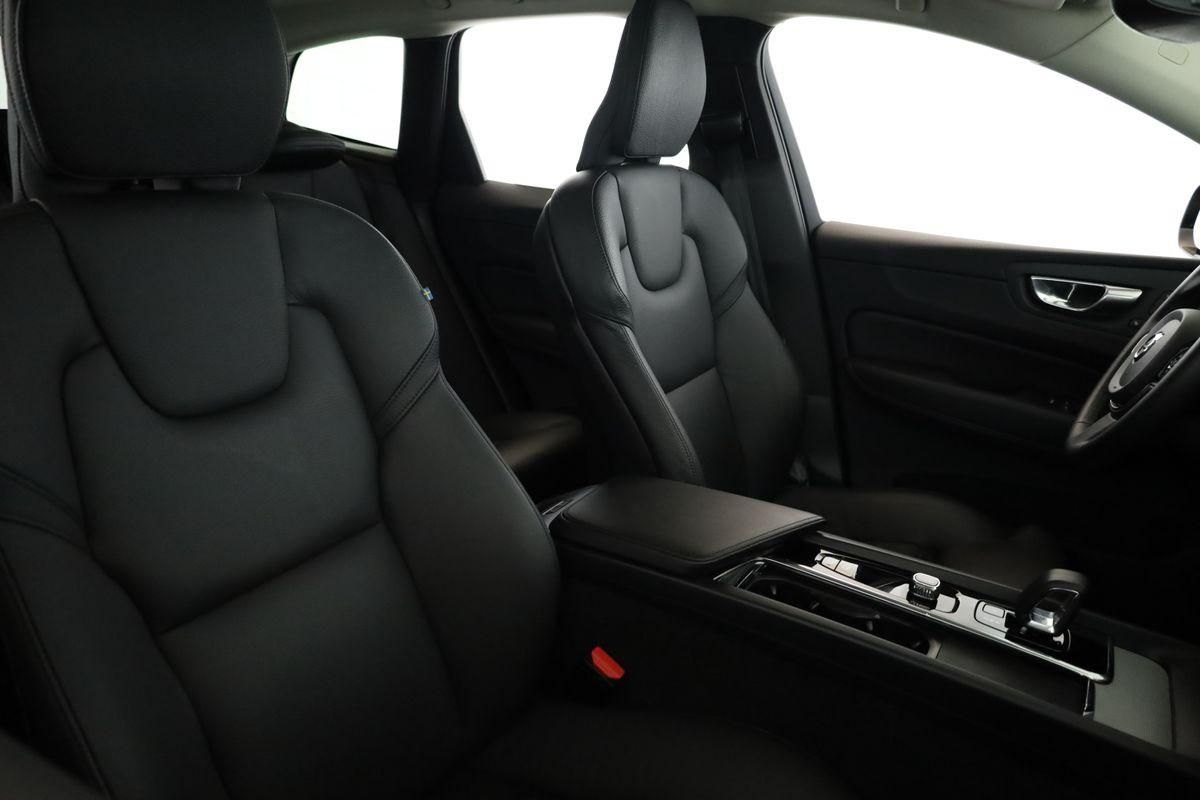 Volvo XC60 B4 AWD Plus Dark LED Pano ACC Kam 21" AHK
