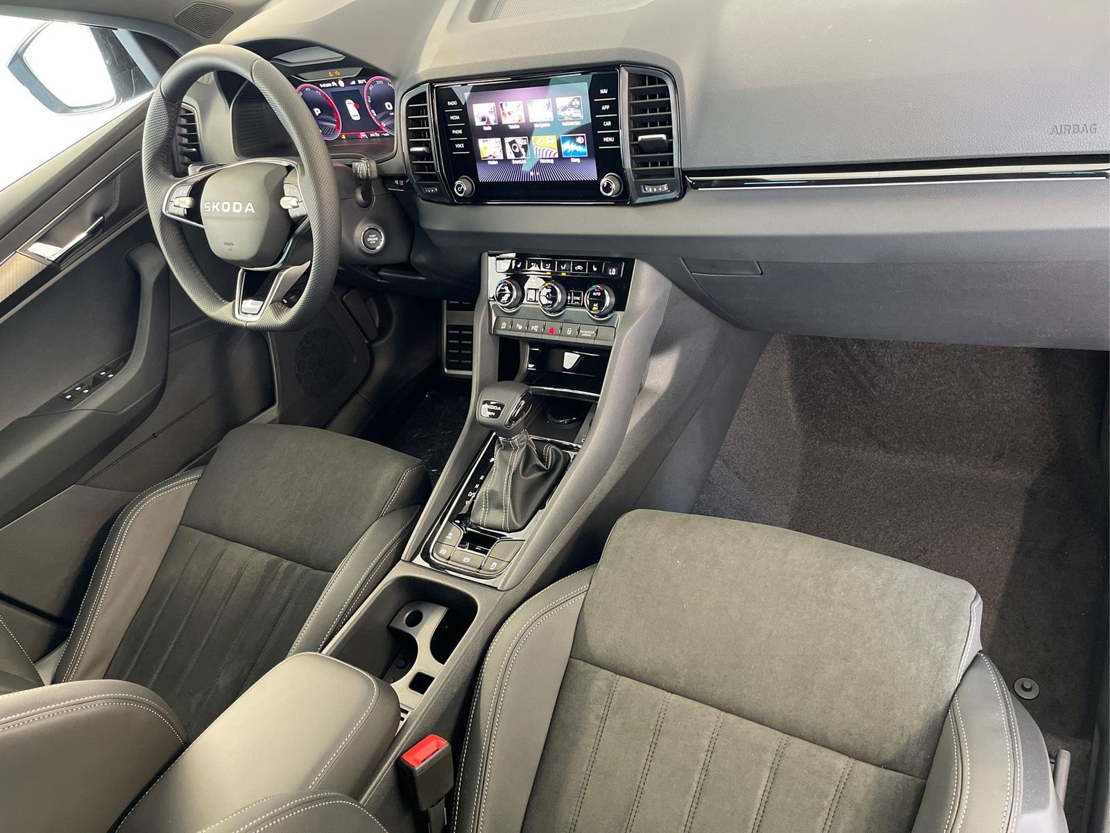 Skoda Karoq Sportline TSI 4x4 360°+19 Zoll+Navi+AHK...