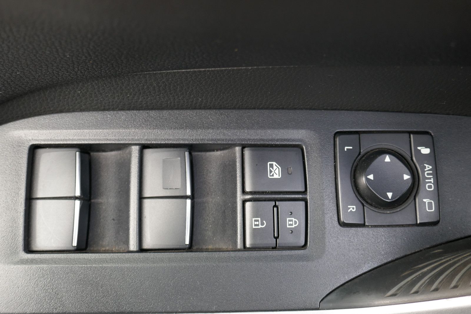 Toyota RAV 4 Hybrid Lounge Allrad - Samsaru's Car Outlet