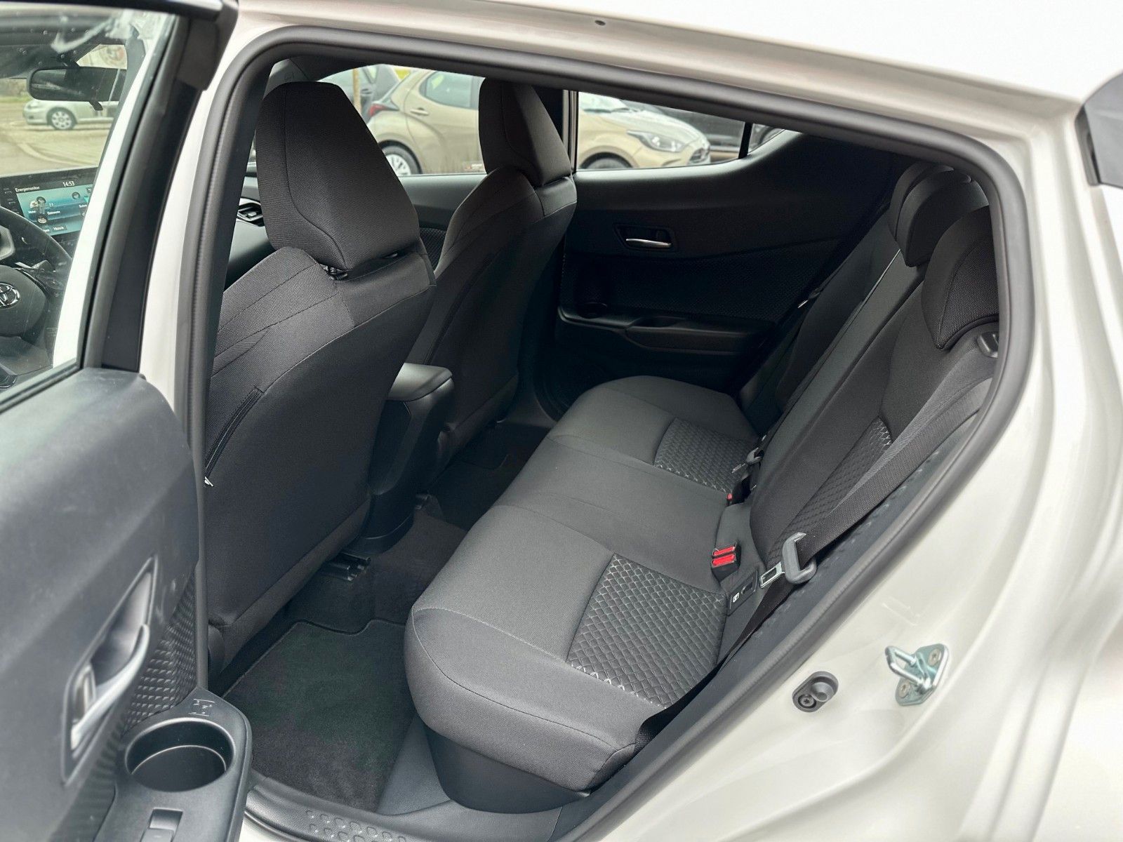 Toyota C-HR Flow 1.8-l-VVTi Hybrid - Samsaru's Car Outlet