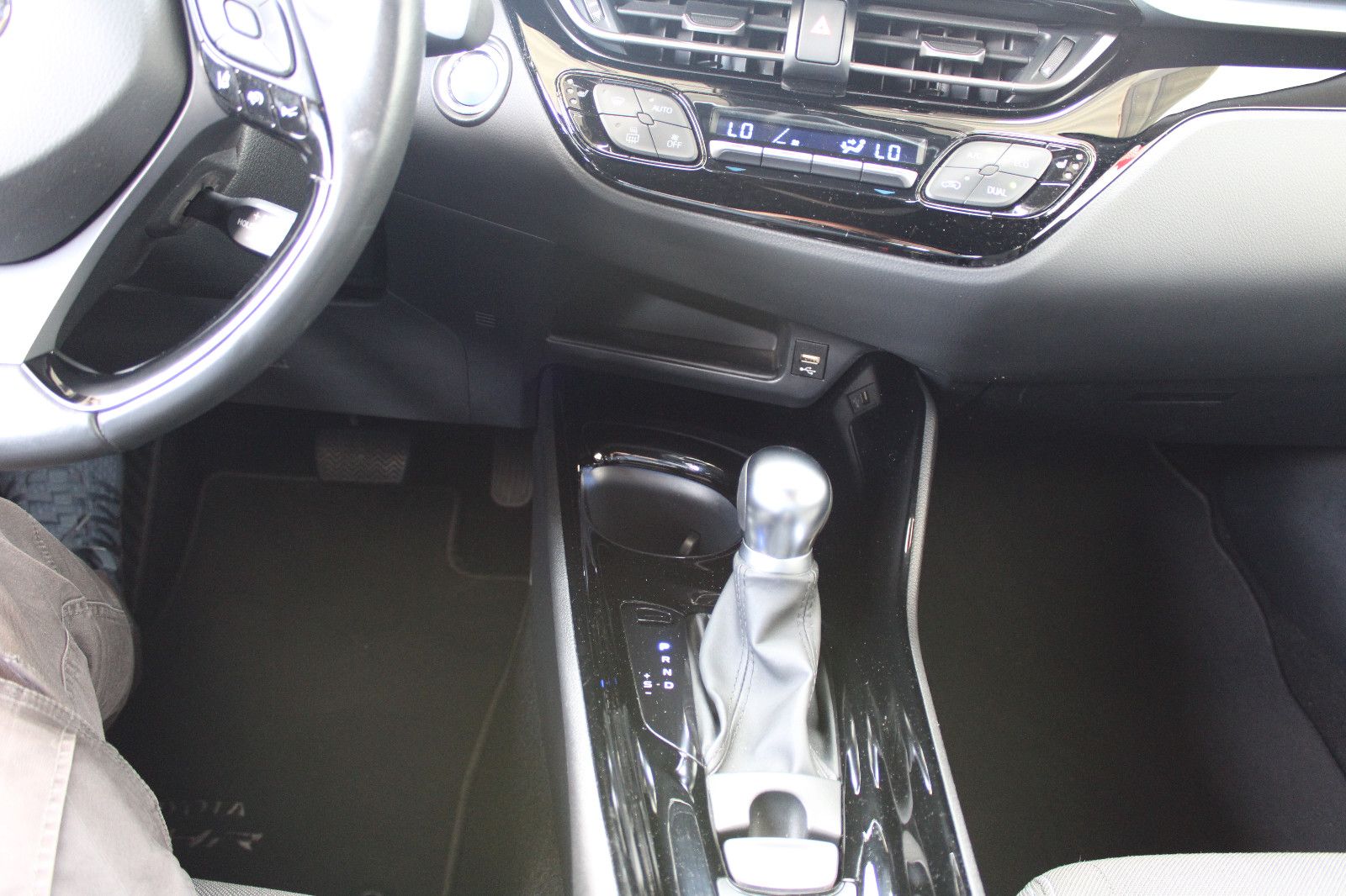 Toyota C-HR 2.0 Hybrid - Samsaru's Car Outlet