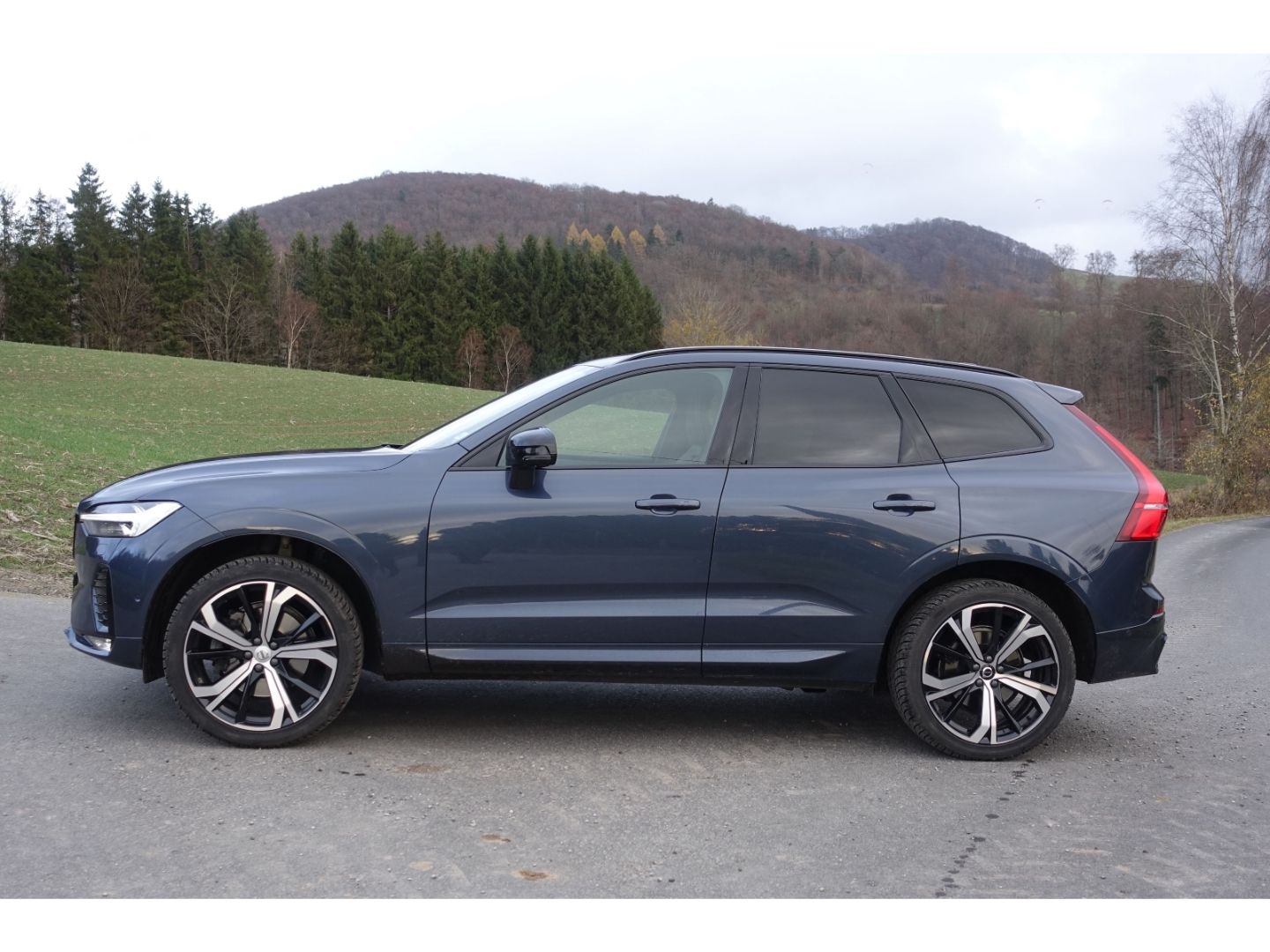 Volvo XC60 B4 D AWD MHEV Ultimate Dark / AHK / Pano /
