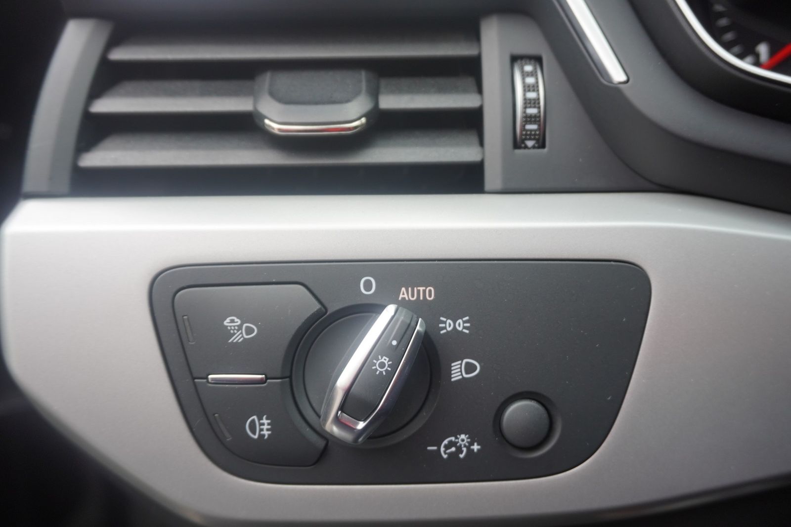 Audi A4 35 2.0 TFSI Avant S-line - Samsaru's Car Outlet