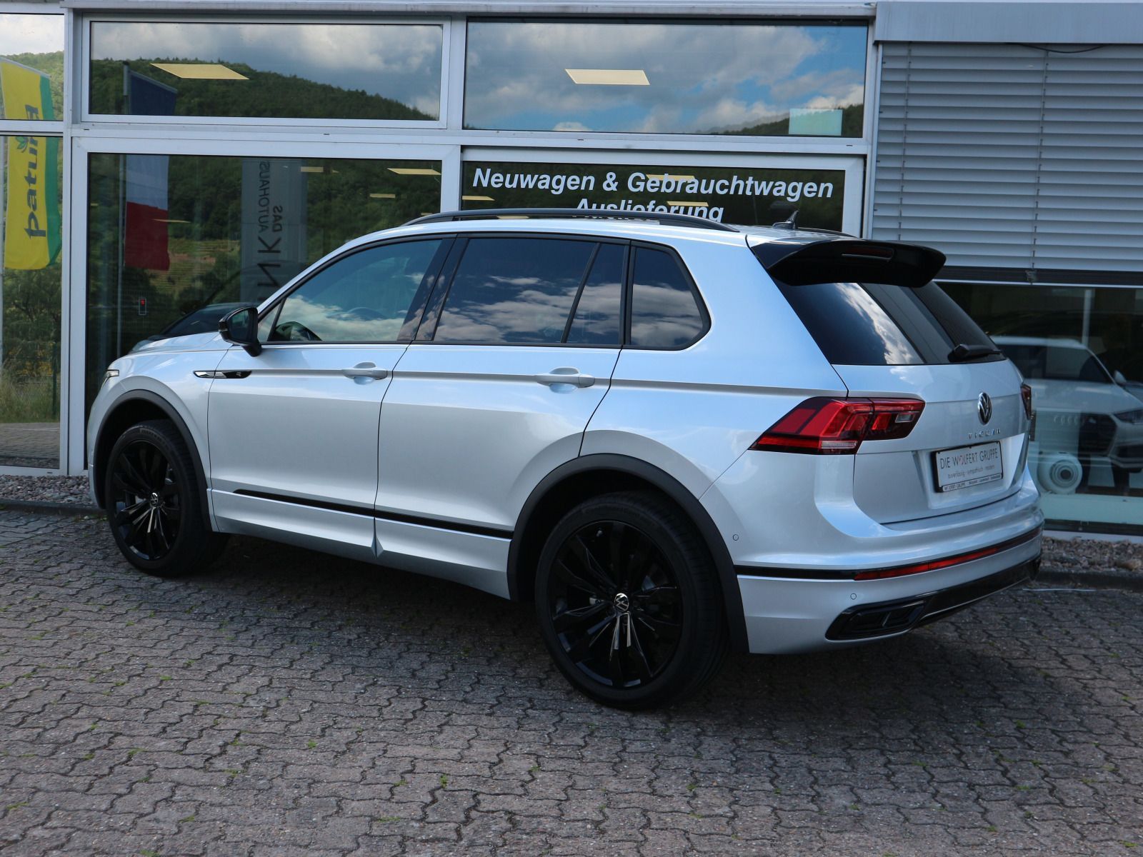 Volkswagen Tiguan R-Line 2.0 TDI 4M DSG AHK BlackStyle PANO