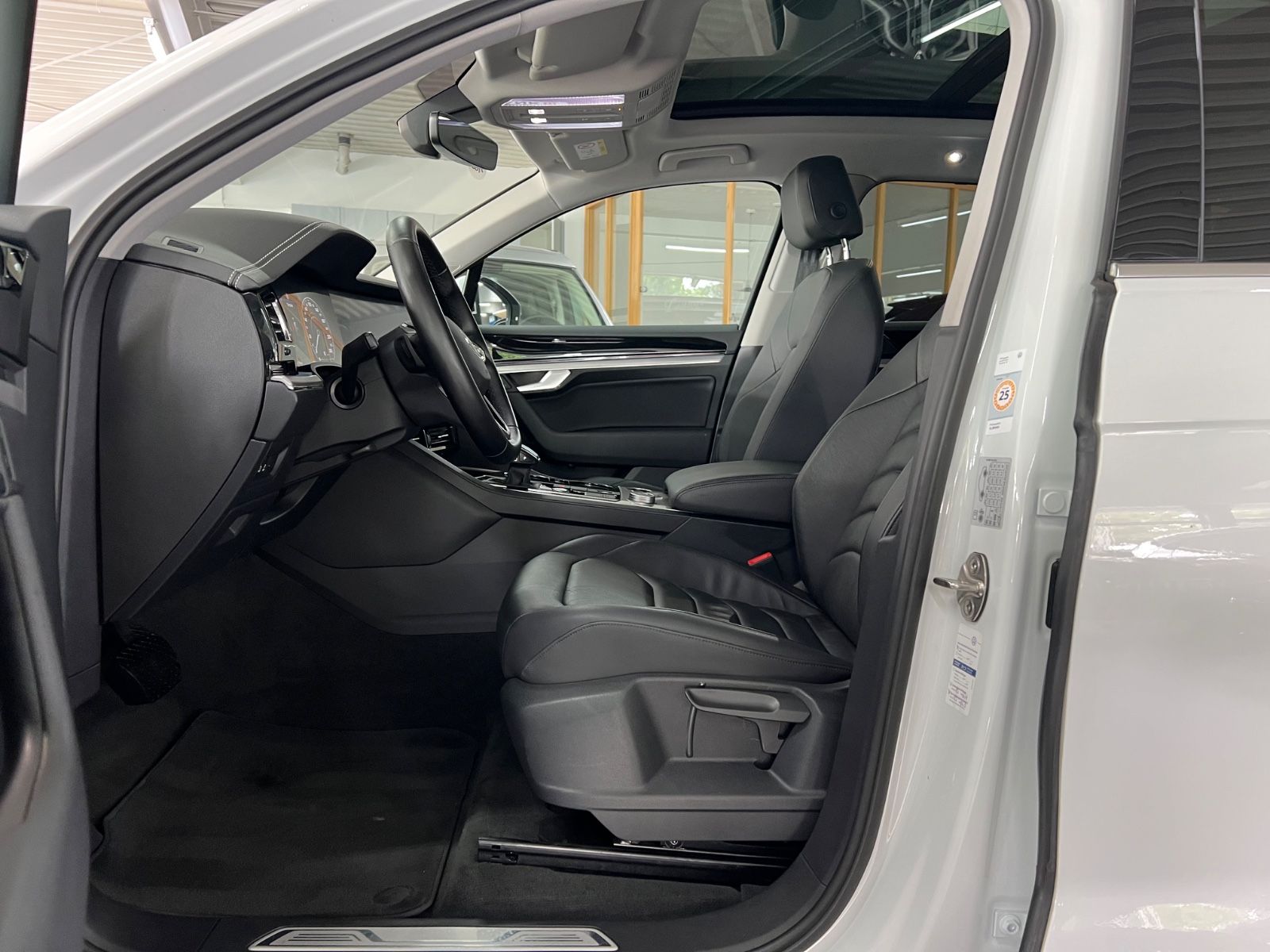 Volkswagen Touareg 3.0 TSI Elegance 4Motion eHybrid - Samsaru's Car Outlet