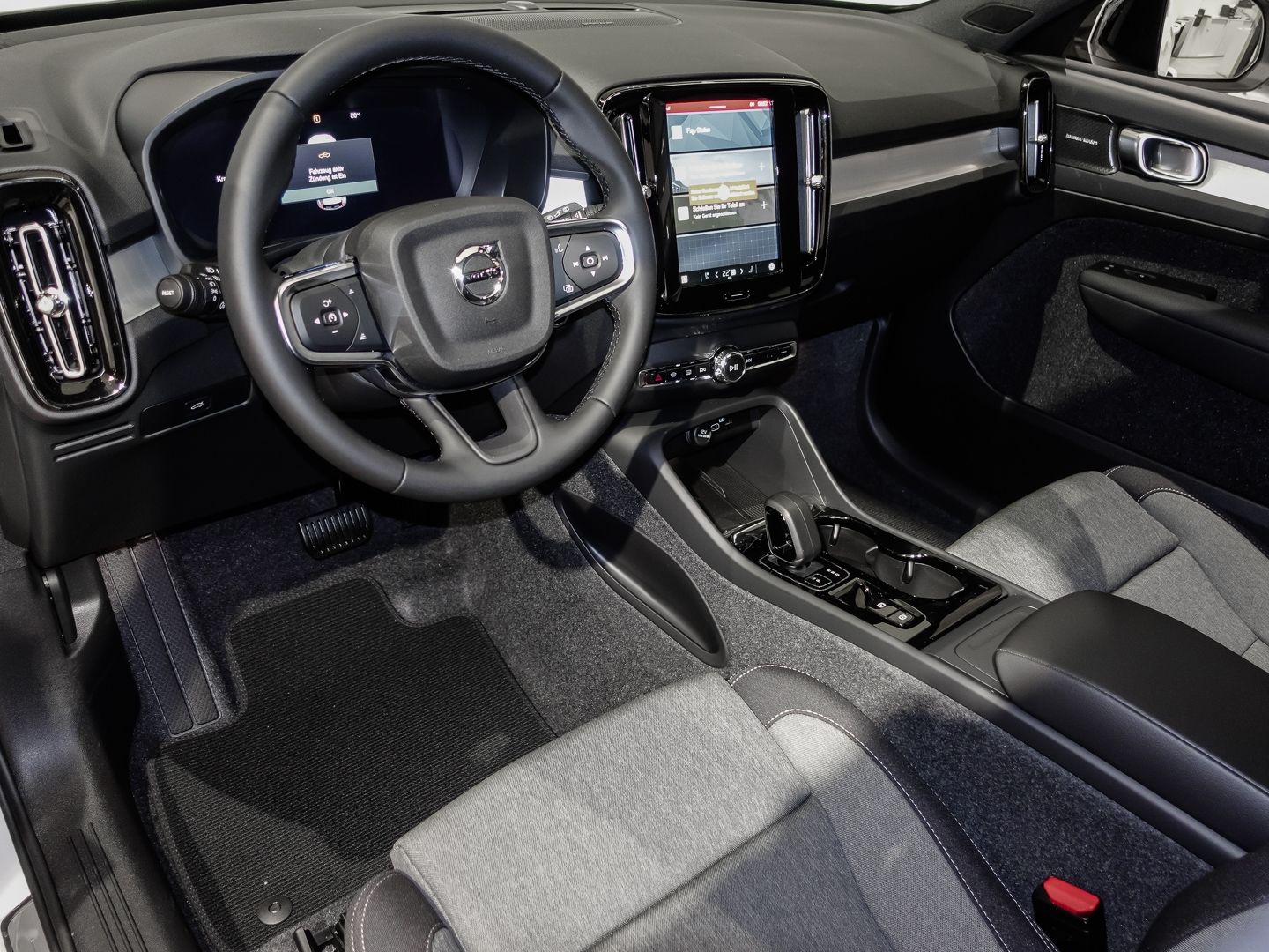 Volvo XC40 B3 Benzin Plus Dark - Samsaru's Car Outlet