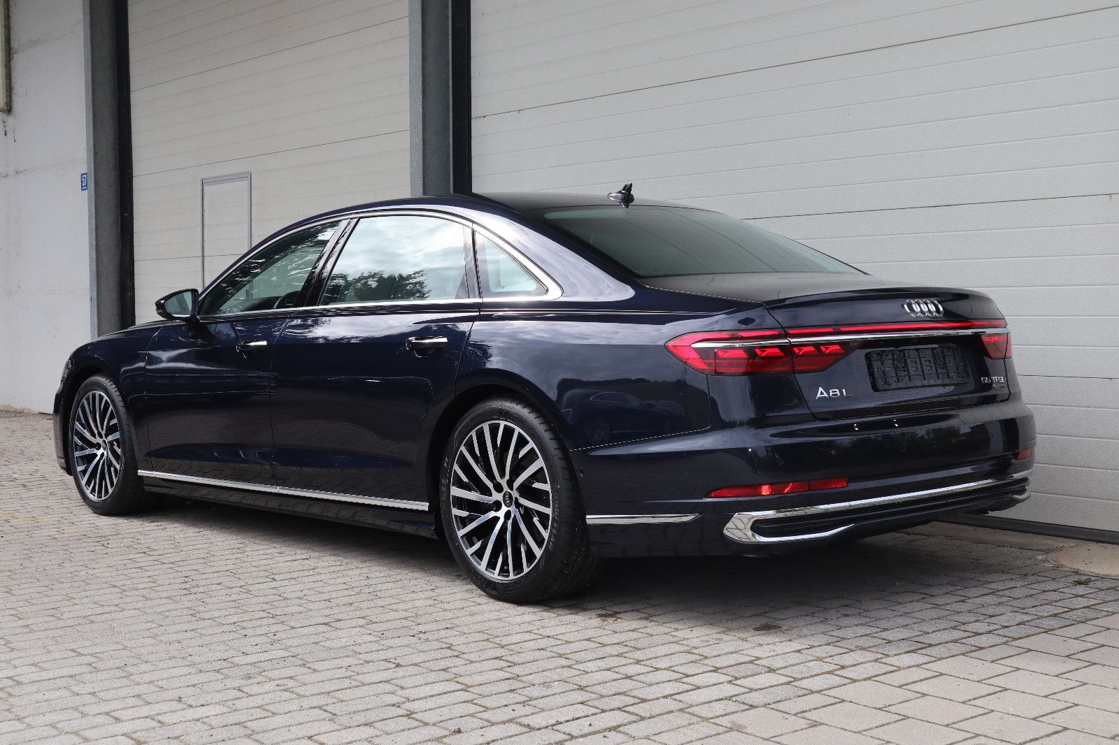 Audi A8L 55 TFSI lang - Samsaru's Car Outlet