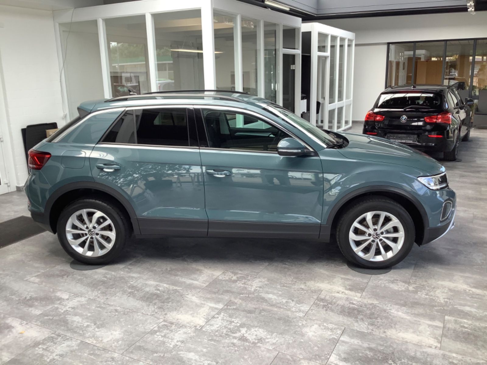 Volkswagen T-Roc Life DSG - Samsaru's Car Outlet