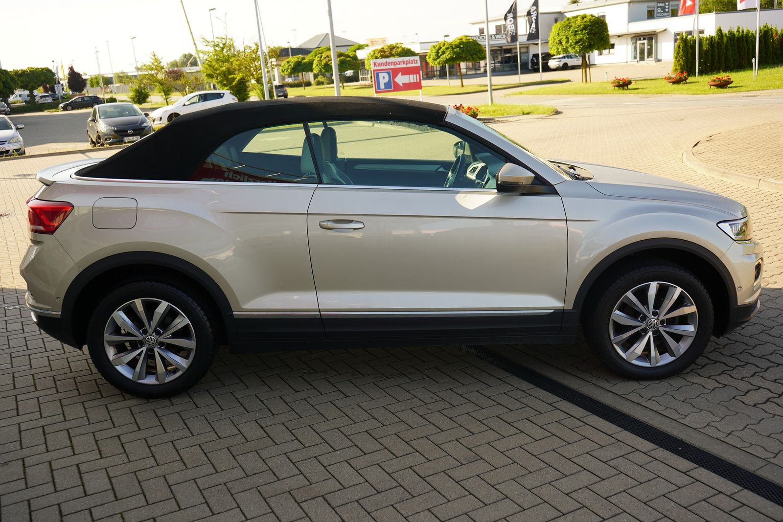 Volkswagen T-Roc 1.5 TSI Style - Samsaru's Car Outlet