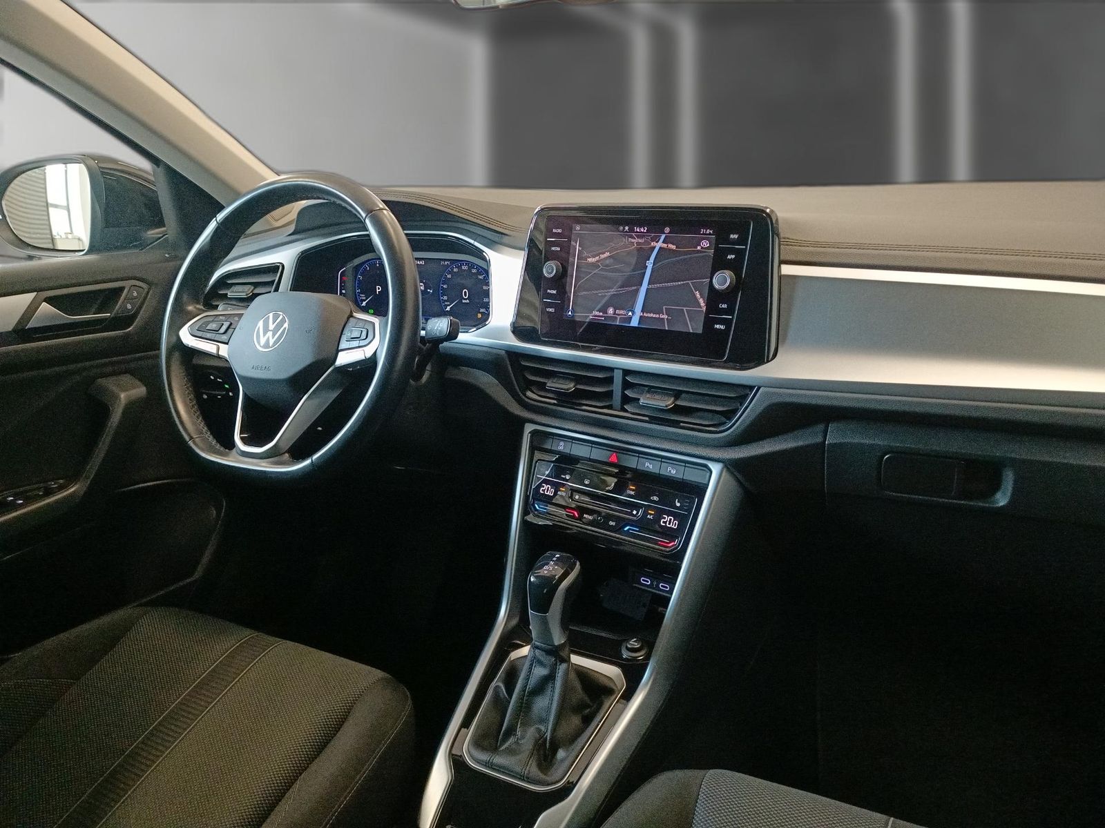 Volkswagen T-Roc 1.5 TSI LIFE DSG - Samsaru's Car Outlet